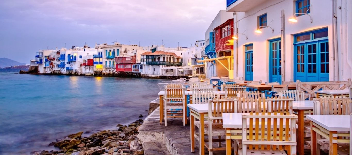 Μύκονος – Ετοιμάζουν νέο κλείσιμο και οι αστυνομικοί μοιράζουν μάσκες! (φωτό)